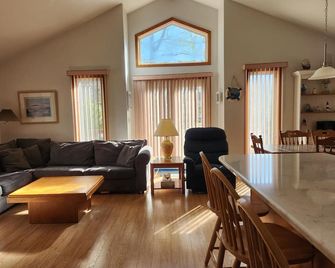 Cozy Ocean Pines / Ocean City Cottage - Ocean City - Living room