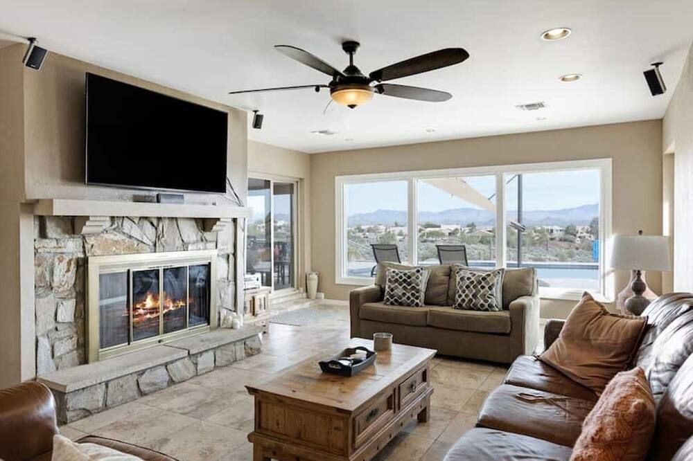 Fountain Hiils 4 Bdrm W/breathtaking Views & Pool! - Fountain Hills - Living room