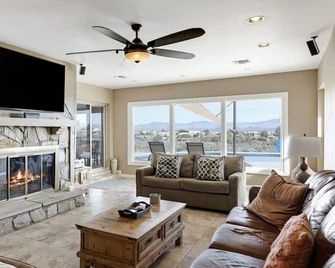 Fountain Hiils 4 Bdrm W/breathtaking Views & Pool! - Fountain Hills - Living room