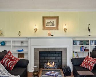 Home adjacent to Country Club, near Hospitals, Park, College and shopping. - Ada - Huiskamer