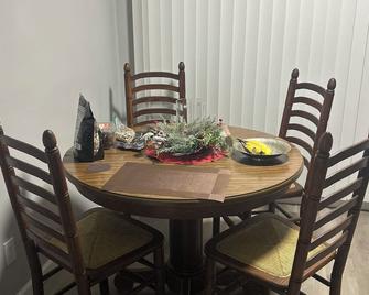Charming 1-bedroom room with WiFi, AC in serene Atlantic City- Shared space - Atlantic City - Dining room