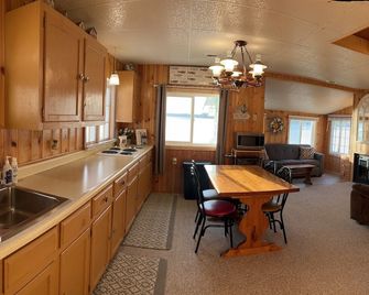 Escape to the Holiday House. Serenity of Sunsets, Lakeside boat dock included. - Lewiston - Kitchen