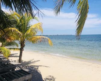 Coral Cove Inn - Seine Bight Village - Strand