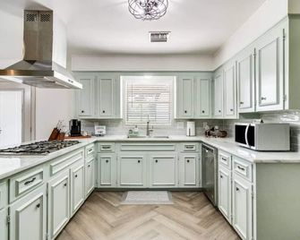 Updated 3BR escape in Crowley - 크라울리 - 주방