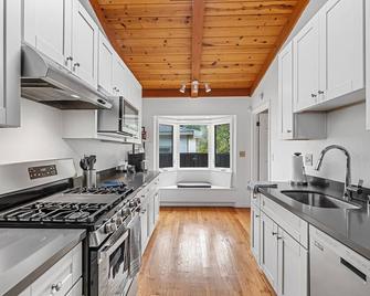 Designer retreat home near Stanford! Luxury, Gym, Peloton, office,Backyard,BBQ - Menlo Park - Kitchen