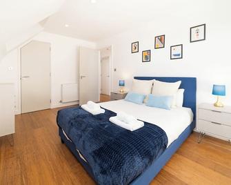 Two Bedroom Apartment At Buonomo Stays Short Lets & Serviced Accommodation - London - Bedroom