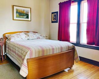 2BR Spacious Upper, Overlooking Kiwanis Park, Close to Everything! - Sheboygan - Bedroom