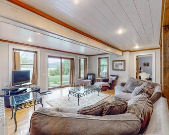 Lakefront home with outdoor firepit & private dock - near downtown - Greenville - Living room