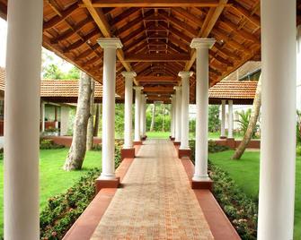 Lemon Tree Vembanad Lake Resort, Kerala - Muhamma - Innenhof
