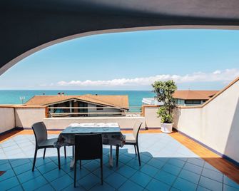 Oasi Azzurra - Villafranca Tirrena - Balcon