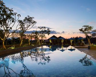 Hotel Santika Banyuwangi - Banyuwangi - Piscina
