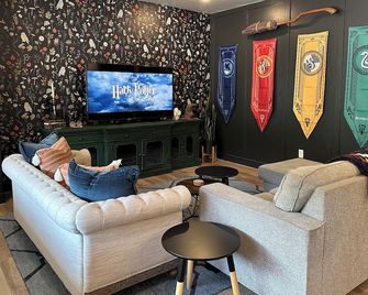 Pet Friendly Wizarding World Stay 2 King Beds - Cedar City - Living room