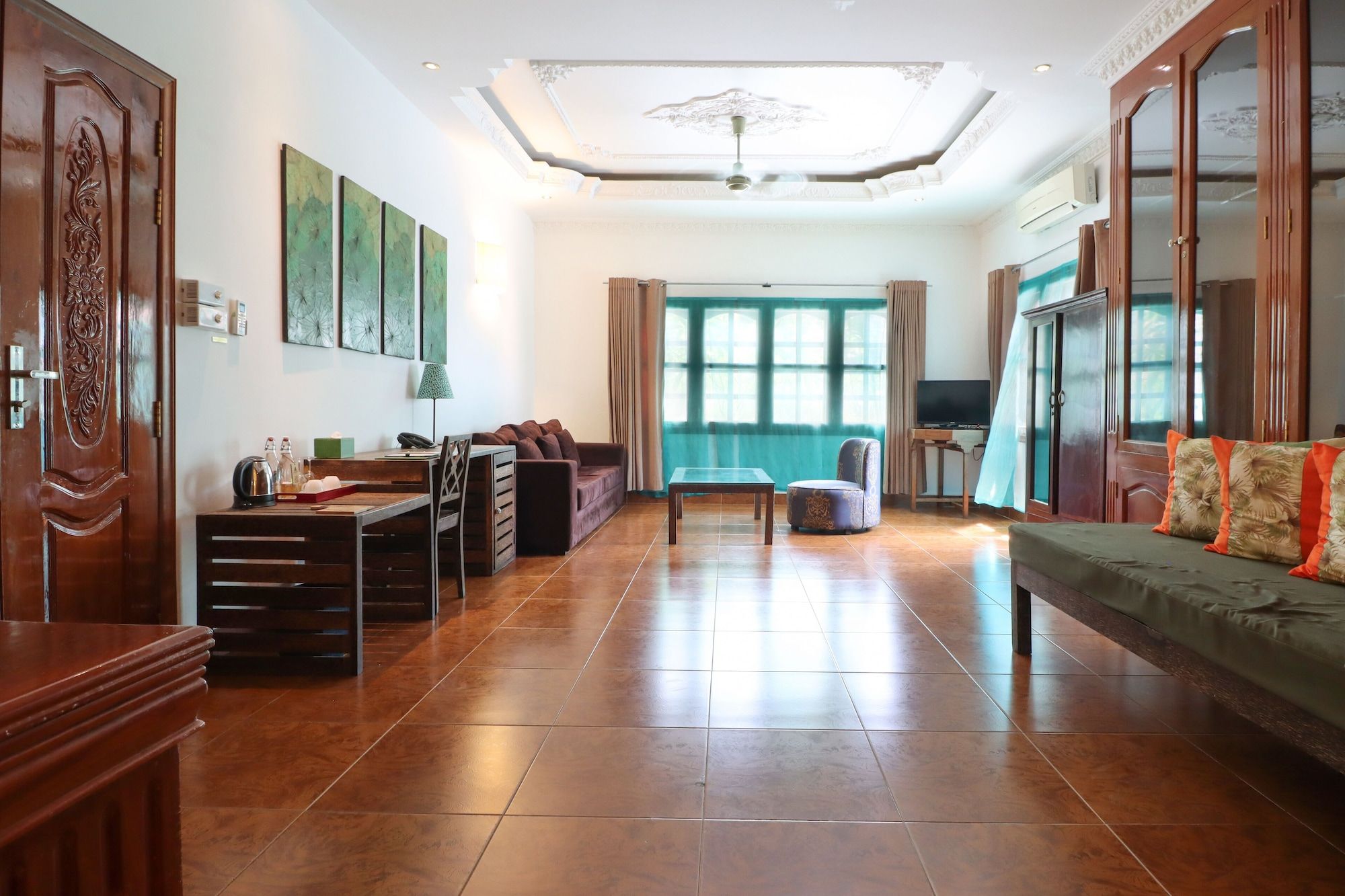 The Pavilion - פנום פאן - סלון