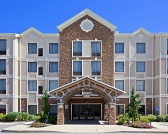 Free Breakfast + Outdoor Pool | 24 Hour Fitness Center - Plainfield - Building