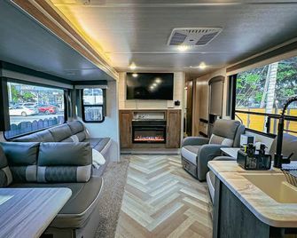 Luxury Home on Wheels • Wynwood’s Unique Stay - Miami - Living room