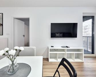 Sielawy Modern Apartment by BookingHost - 포즈나뉴 - 거실