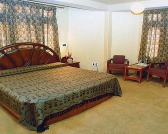 Hotel Aroma Palace - Chamba - Camera da letto