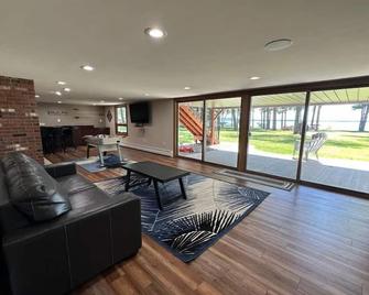 Large lakehome, big yard, gorgeous views. Perfect for families! - Shawano - Huiskamer