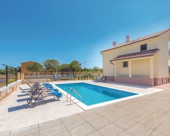 Stunning home in Pakovo Selo - Drniš - Pool