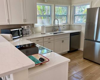 Historic Longbeach Village Cottage - Private Home - Longboat Key - Kitchen