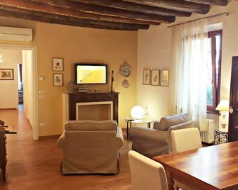 Wallace Luxury Home - Verona - Living room