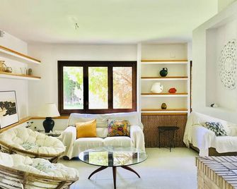 Casa mediterránea con gran jardín y piscina a 500 m de la playa - Roda de Barà - Sala de estar