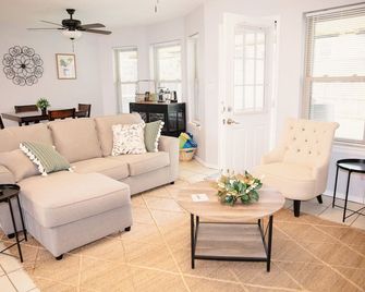 Cottage with hot tub! - تيريل - غرفة معيشة