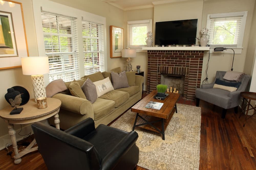 Red Door Cottage Cozy with New Renovations to this Midtown Charmer - ממפיס - סלון
