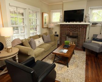 Red Door Cottage Cozy with New Renovations to this Midtown Charmer - ממפיס - סלון