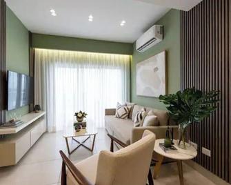 Luxury Condo Apt w/ Pool & Gym in the heart of DR. - Santo Domingo - Wohnzimmer