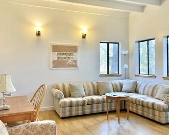 Seaglass Cottage & Nature Sanctuary-Minutes to Mendocino Village, Beaches, Ocean - Mendocino - Sala de estar