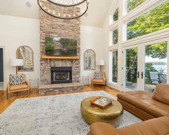 Firefly Bay - Amazing Views, Hot Tub, Main Lake, Pet Friendly - Boydton - Living room