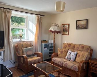 3-Bed House Sleeps 6 with Garden and Parking - Tipperary - Living room