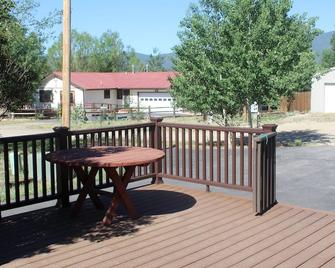 Elk View Cabin - A lovely mountain retreat. Family-friendly and dog-friendly. - Eagle Nest - Patio