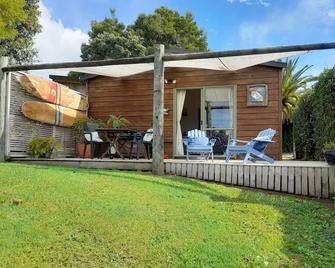 A peaceful, well appointed, dog friendly bach offering fantastic rural views. - Waipapa - Patio