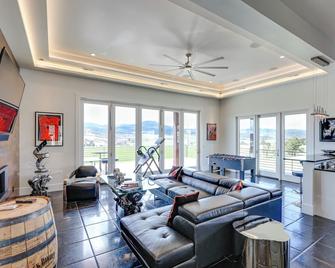 Motorcycle-Themed Home in Spearfish with Hot Tub! - Spearfish - Huiskamer