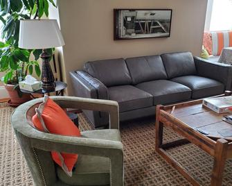Charming Tree Top Victorian - Two Bedroom Retreat - Boston - Living room