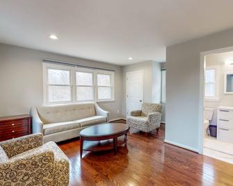 Sprawling Estate with Private Tennis Court & Outdoor Kitchen, Wood Fireplaces - Potomac - Wohnzimmer