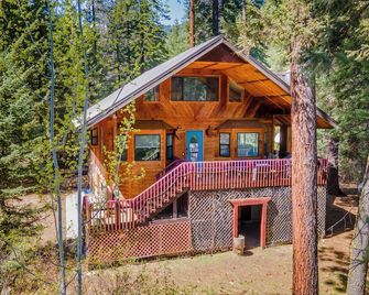 Private Spacious Cabin Getaway - Sleeps 14 - 3 bd - 2.5 baths - Garden Valley - Building
