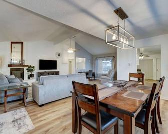Peaceful Hideaway with 3 queens - Friendswood - Dining room