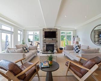 Lux Lake House on Private Beach + Peloton - Port Dover