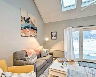 Near Newfound Lake: Plymouth Condo w/ Fireplace! - Plymouth - Huiskamer