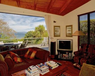 Kauawhi Lodge - Acacia Bay Holiday Home - Acacia Bay - Living room