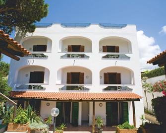 أوتل أل بوسكو - فوريو - مبنى