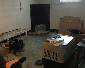 Pet Friendly Brick House - Hammond - Living room