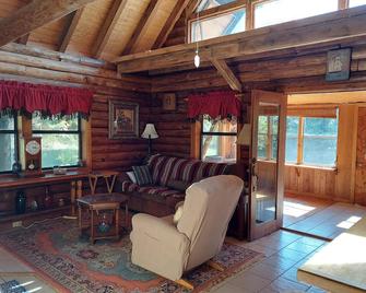 Hunters Hike - Yellville - Living room