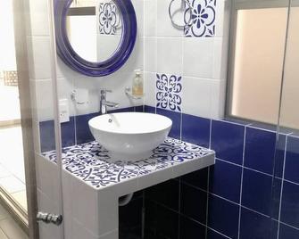 Just a 10 minute walk from the center of Tlaquepaque with garage. - Tlaquepaque