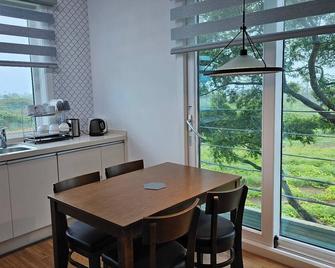 3-story private house with a large field aside, 7 minutes to Sinchang Road! - Jeju City - Dining room