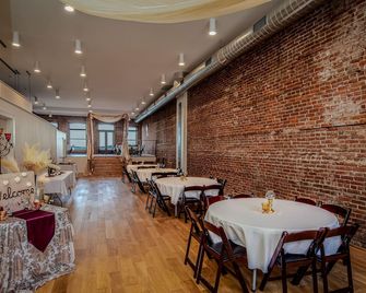 Historic Town View Room with bay window overlooking Water Street - Port Townsend - Restaurant
