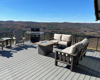 Charming 4 bedroom house with Views, 200 acres, Private Schools, Ski, Hiking - Leyden - Balcón